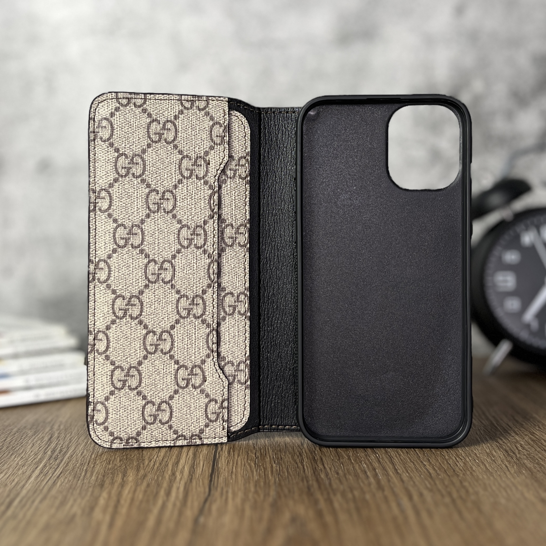 Bao da Flip Cover da Gucci thiết kế ngăn thẻ, ngăn tiền ngang